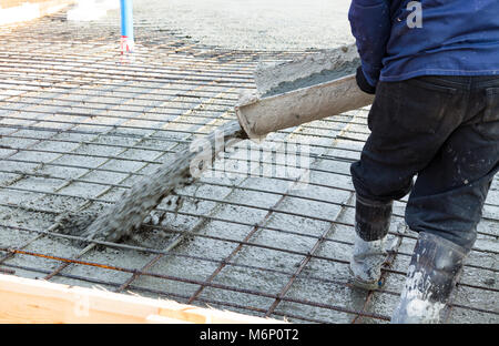 Closeup Schuß von Guss auf die Stärkung der Metal Bars von Boden in der industriellen Baustelle Stockfoto