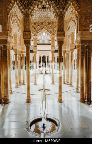 Granada, Andalusien, Spanien - 23. April 2006: Touristen besuchen das Gericht des Löwen (Patio de los Leones) im Alhambra Palast- und Festungsanlage Stockfoto