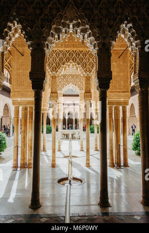 Granada, Andalusien, Spanien - 23. April 2006: Touristen besuchen das Gericht des Löwen (Patio de los Leones) im Alhambra Palast- und Festungsanlage Stockfoto