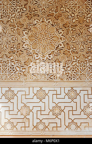 Granada, Andalusien, Spanien - 23.04.2006: Detail der reich verzierten Wände des Gerichts des Löwen (Patio de los Leones) in der Alhambra und f Stockfoto