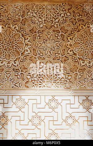 Granada, Andalusien, Spanien - 23.04.2006: Shadow-Lichteffekte auf den verzierten Mauern des Gerichts des Löwen (Patio de los Leones) im Alhambr Stockfoto
