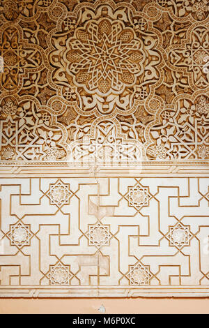 Granada, Andalusien, Spanien - 23.04.2006: Shadow-Lichteffekte auf den verzierten Mauern des Gerichts des Löwen (Patio de los Leones) im Alhambr Stockfoto