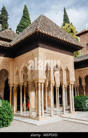 Granada, Andalusien, Spanien - 23. April 2006: Touristen besuchen das Gericht des Löwen (Patio de los Leones) im Alhambra Palast- und Festungsanlage Stockfoto