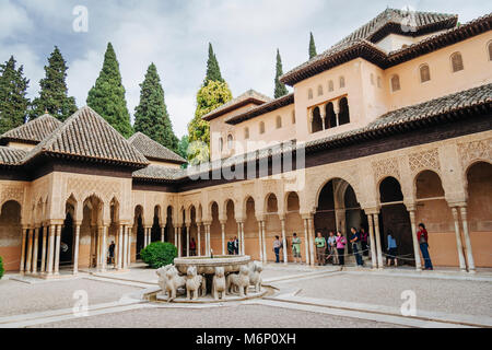 Granada, Andalusien, Spanien - 23. April 2006: Touristen besuchen das Gericht des Löwen (Patio de los Leones) im Alhambra Palast- und Festungsanlage Stockfoto