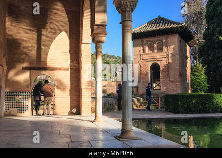 Wasserreflexion in den Partal Gärten Alhambra Granada Spanien Stockfoto