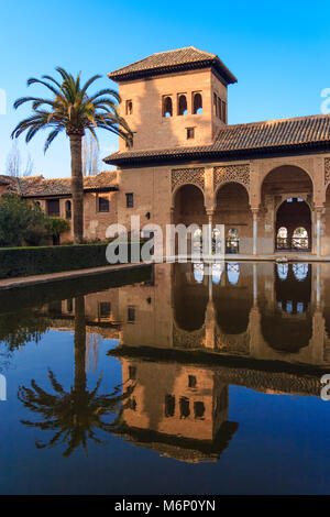 Granada, Andalusien, Spanien - Februar 6., 2006: Turm der Damen und einen reflektierenden Pool in den Gärten des Generalife innerhalb der Alhambra und Festung Stockfoto