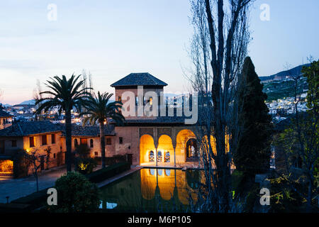 Granada, Andalusien, Spanien - 8. März, 2016: beleuchtete Turm der Damen (Torre de Las Damas) und Gärten des Generalife bei Dämmerung innerhalb der Alhambra pa Stockfoto