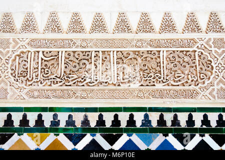 Granada, Andalusien, Spanien - 9. April 2006: geometrische Muster und Epigraphik in den Hof des Myrten (Patio de Los Arrayanes) des Comares P Stockfoto