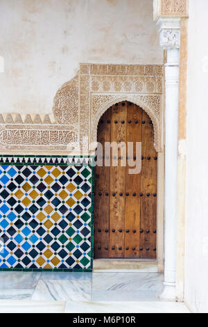 Granada, Andalusien, Spanien - 9. April 2006: geometrische Muster und Epigraphik in den Hof des Myrten (Patio de Los Arrayanes) des Comares P Stockfoto