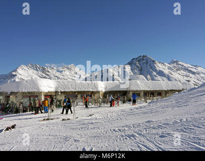 Schweizer Skigebiet Grimentz, mit historischen alten hölzernen Häuser und Scheunen, ist im Kanton Wallis. Dieser Berg ist Dorf beliebte Sommer & Winter. Stockfoto