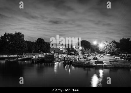 Kanal Boote in einer ruhigen Hafenbecken Brighouse Stockfoto