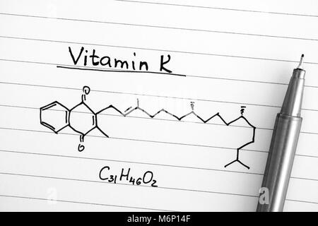 Die chemische Formel von Vitamin K mit schwarzem Stift. Close-up. Stockfoto