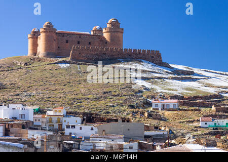 Verschneite Schloss und Dorf von La Calahorra in der Sierra Nevada Vorberge. La Calahorra, Provinz Granada, Andalusien, Spanien Stockfoto