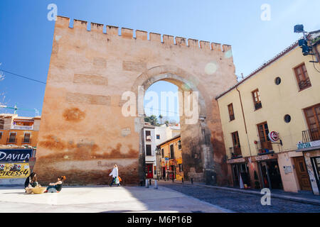 Tor oder Bogen von Elvira (bab-Ilvira) XI Jahrhundert verbindet die Innenstadt mit dem Unesco Weltkulturerbe Altstadt Albaicin. Granada, Andalusien, Spanien. Stockfoto