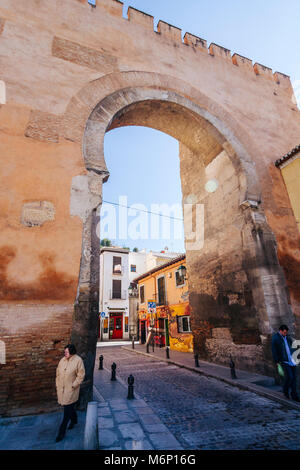 Tor oder Bogen von Elvira (bab-Ilvira) XI Jahrhundert verbindet die Innenstadt mit dem Unesco Weltkulturerbe Altstadt Albaicin. Granada, Andalusien, Spanien. Stockfoto