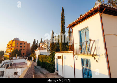 Granada, Andalusien, Spanien. Museum - Carmen (Haus) des Komponisten Manuel de Falla (1876-1946) und die Neoliberalen arabischen Stil Alhambra Palace Hotel (1910) Der älteste f Stockfoto