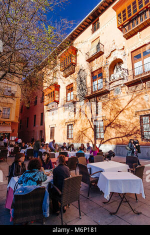Granada, Andalusien, Spanien: Touristen sitzen in einem Restaurant mit Terrasse im Freien durch den Erzbischöflichen Palast in Plaza Bib-Rambla. Stockfoto
