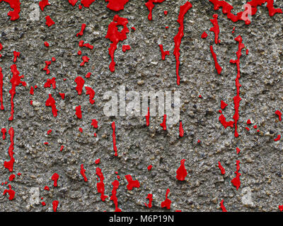 Textur mit Splatter mit roter Farbe auf rauhem Zement verputzte Wand. Stockfoto