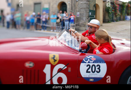 Valeggio sul Mincio, Italien. 18., Mai 2017. Die deutsche Mannschaft, bestehend aus Andreas Poh und Nathalie Poh, mit ihrem Modell Auto FERRARI 275/340 AMERIKA SC Stockfoto