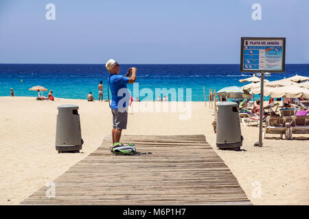 Fuerteventura, Spanien 13. Juni 2017: Man Bilder nimmt am Strand der Kanarischen Inseln Stockfoto