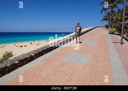 Fuerteventura, Kanarische Inseln - 16. Juni 2017: Promenade mit tropischen Pflanzen und Blumen in Morro Jable. Es ist der Ort zum spazieren am Strand entlang. Stockfoto