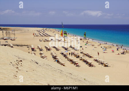 Fuerteventura, Spanien 16. Juni 2017: Panoramablick auf eine Insel Strand. Aktivitäten am Strand sind der beste Weg, um im Sommer zu entspannen Stockfoto