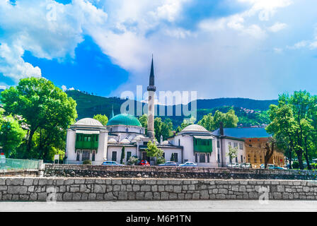 Malerischer Blick auf alte Moschee in Sarajevo, touristischen Sehenswürdigkeiten. Stockfoto