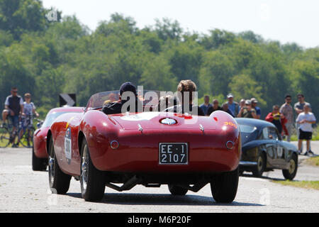 Isola Dovarese, Italien. Am 21. Mai 2017. Crew, bestehend aus Michael Stehle (grecce) Mathias Lukas (Deutschland) mit ihrem Modell Auto, FERRARI 375 MM SPIDER P Stockfoto