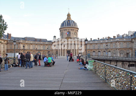 Paris, Frankreich, 22. Juni: Pariser und Besucher der Stadt, die sich auf der Brücke der Künste, 22. Juni 2012 in Paris. Aus dem Leben der großen Stadt. Stockfoto