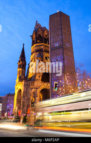 Kaiser Wilhelm Gedächtniskirche leuchtet in der Dämmerung in der Breitscheidplatz, Charlottenburg, Berlin, Deutschland Stockfoto