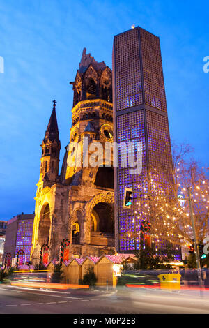 Kaiser Wilhelm Gedächtniskirche leuchtet in der Dämmerung in der Breitscheidplatz, Charlottenburg, Berlin, Deutschland Stockfoto