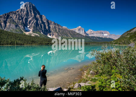 Junge Frau bei niedrigeren Wasservögel Lake, Mount Chephren in Waputik Berge, vom Icefields Parkway, Banff National Park, Alberta, Kanada Stockfoto