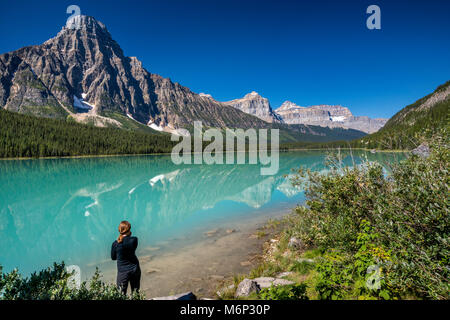 Junge Frau bei niedrigeren Wasservögel Lake, Mount Chephren in Waputik Berge, vom Icefields Parkway, Banff National Park, Alberta, Kanada Stockfoto