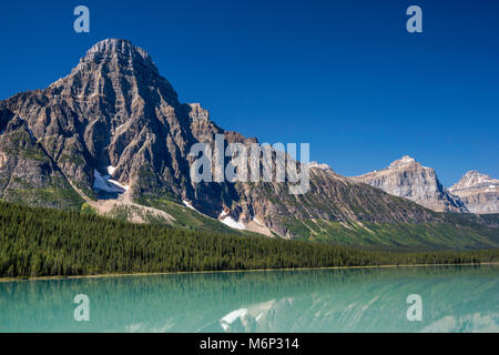 Mount Chephren in Waputik Berge über der unteren Wasservögel See, vom Icefields Parkway, Banff National Park, Alberta, Kanada Stockfoto