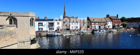 Boote auf dem Fluss Great Ouse, St Ives, Cambridgeshire, England, Großbritannien Stockfoto