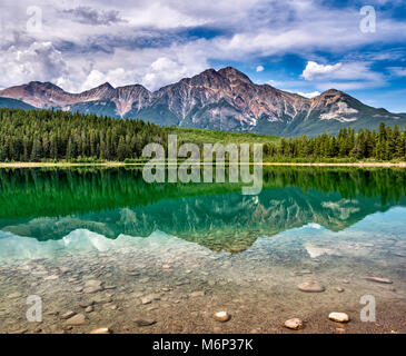 Pyramide Berg über Patricia Lake, in der Nähe von Jasper, Jasper National Park, Alberta, Kanada Stockfoto