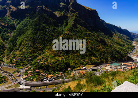 Serra de Agua. Berglandschaft mit kleinen Dorf. Die Insel Madeira, Portugal im Sommer Stockfoto