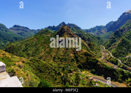 Serra de Agua. Berglandschaft mit kleinen Dorf. Die Insel Madeira, Portugal im Sommer Stockfoto