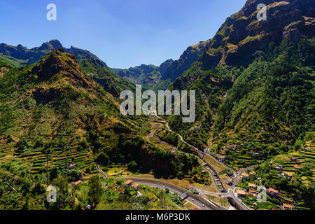 Serra de Agua. Berglandschaft mit kleinen Dorf. Die Insel Madeira, Portugal im Sommer zwei Stockfoto