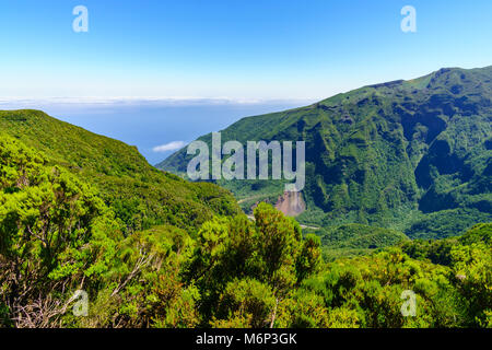 Portrait Aussicht auf die Berge vom Mirador Enumeada Aussichtspunkt in den Bergen von Madeira, Portugal. Stockfoto