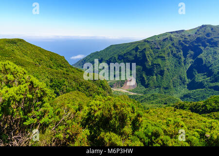 Portrait Aussicht auf die Berge vom Mirador Enumeada Aussichtspunkt in den Bergen von Madeira, Portugal. Stockfoto