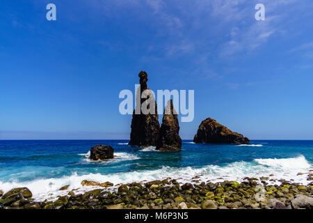 Kiesstrand und felsigen kleinen Inseln des Ribeira da Janela, Insel Madeira, Portugal Stockfoto