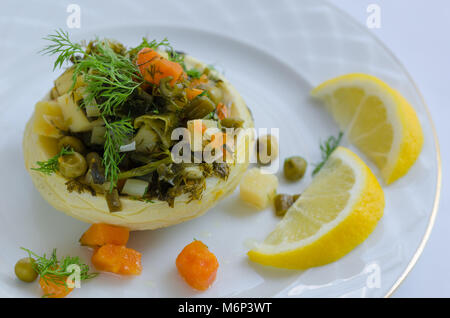 Artischocken mit Kartoffeln, Erbsen, Zwiebeln, Karotten gefüllt. Köstlich gesunde vegetarische Nahrung. Stockfoto