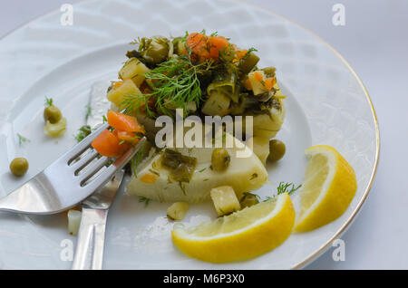 Artischocken mit Kartoffeln, Erbsen, Zwiebeln, Karotten gefüllt. Köstlich gesunde vegetarische Nahrung. Stockfoto
