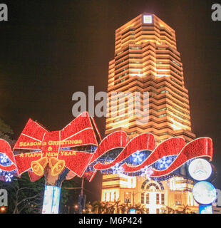 Stadtbild Szene in der Nacht von Menara Public Bank in der Nähe der Petronas Towers, Kuala Lumpur City Centre (KLCC), Kuala Lumpur, Malaysia Stockfoto