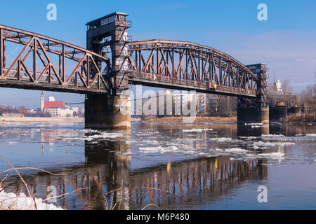 Magdeburg, Deutschland - 4. März 2018: Auf der Elbe in Magdeburg, Eisschollen schwimmen unter der alten Eisenbahnbrücke "Hubbrücke'. Stockfoto