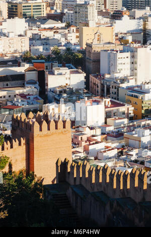 Almeria, Andalusien, Spanien: 10. Jahrhundert maurische Alcazaba Burg und Stadt Übersicht von den Wänden. Stockfoto