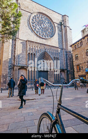 Eine Frau geht vorbei an Santa Maria del Pi Kirche, Plaça del Pi, das Gotische Viertel, Barcelona, Spanien Stockfoto