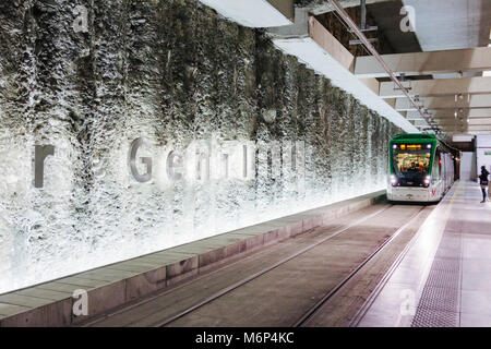 Ein Zug geht in Alcazar Genil metro station in Granada, Andalusien, Spanien Stockfoto