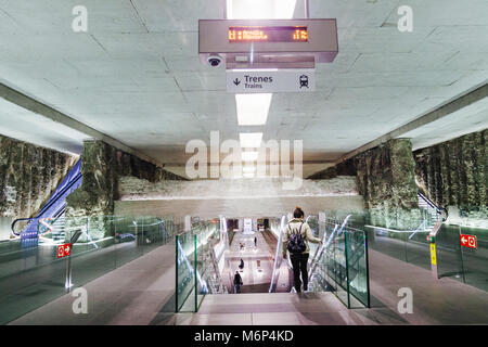 Pendler in Alcazar Genil Metro Station. Granada, Andalusien, Spanien Stockfoto